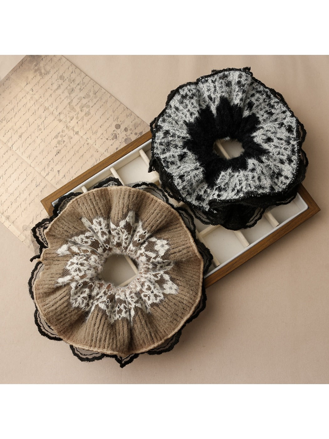 Gifty - Vintage Lace Hair Tie