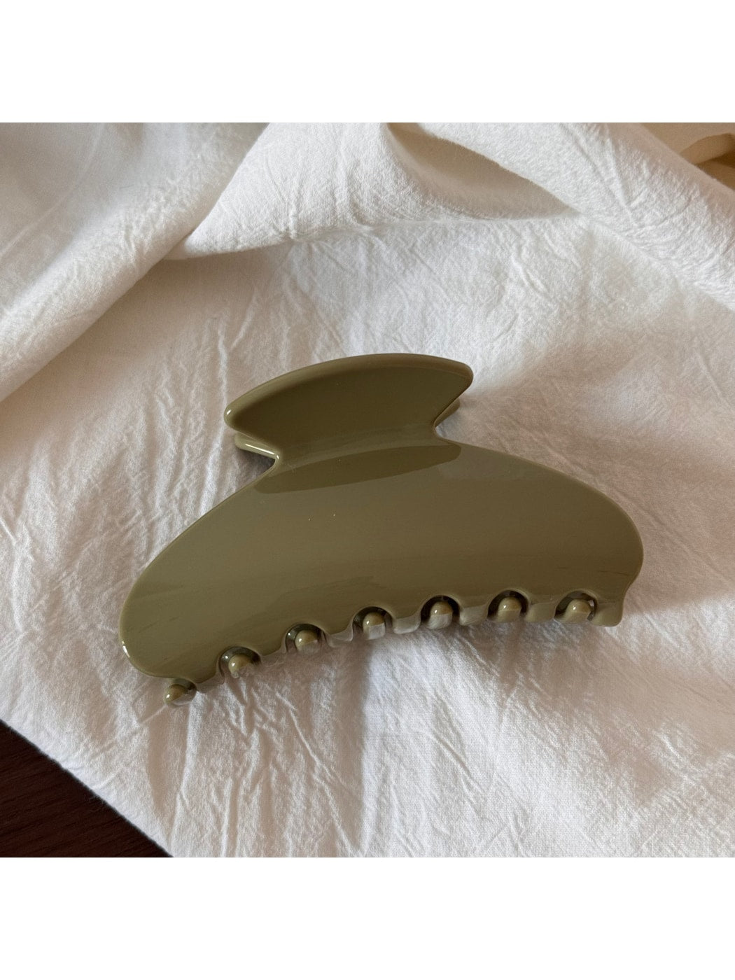 Beau - Glossy Sculpted Plastic Hair Styling Claw Clip