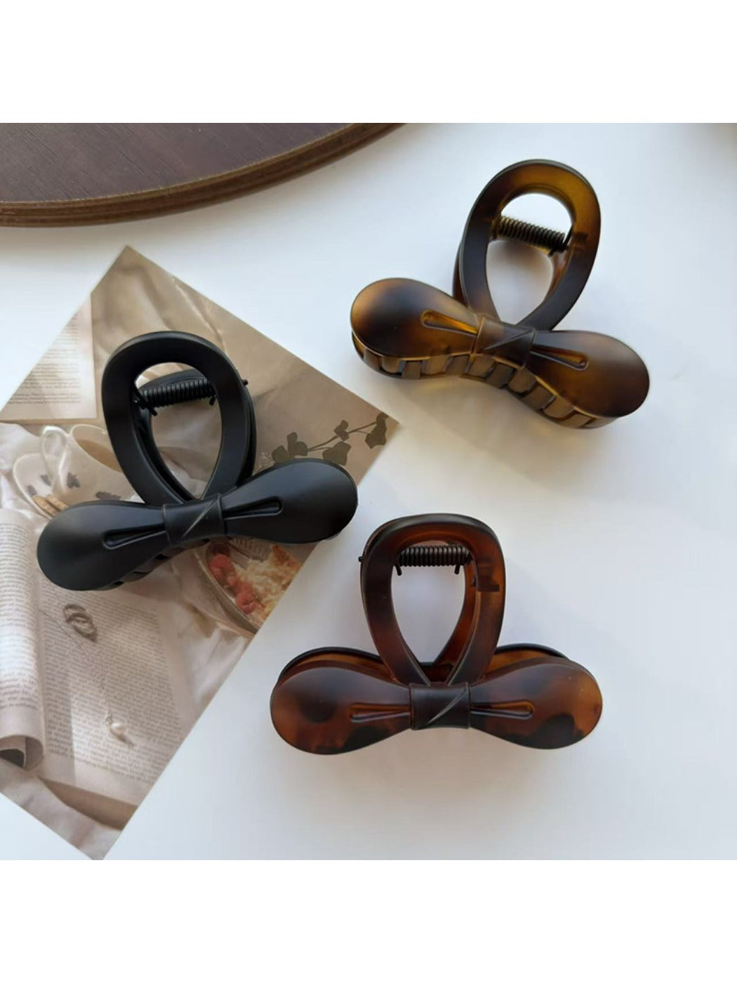 Beau - Cutout Bow Tie Hair Claw Clip