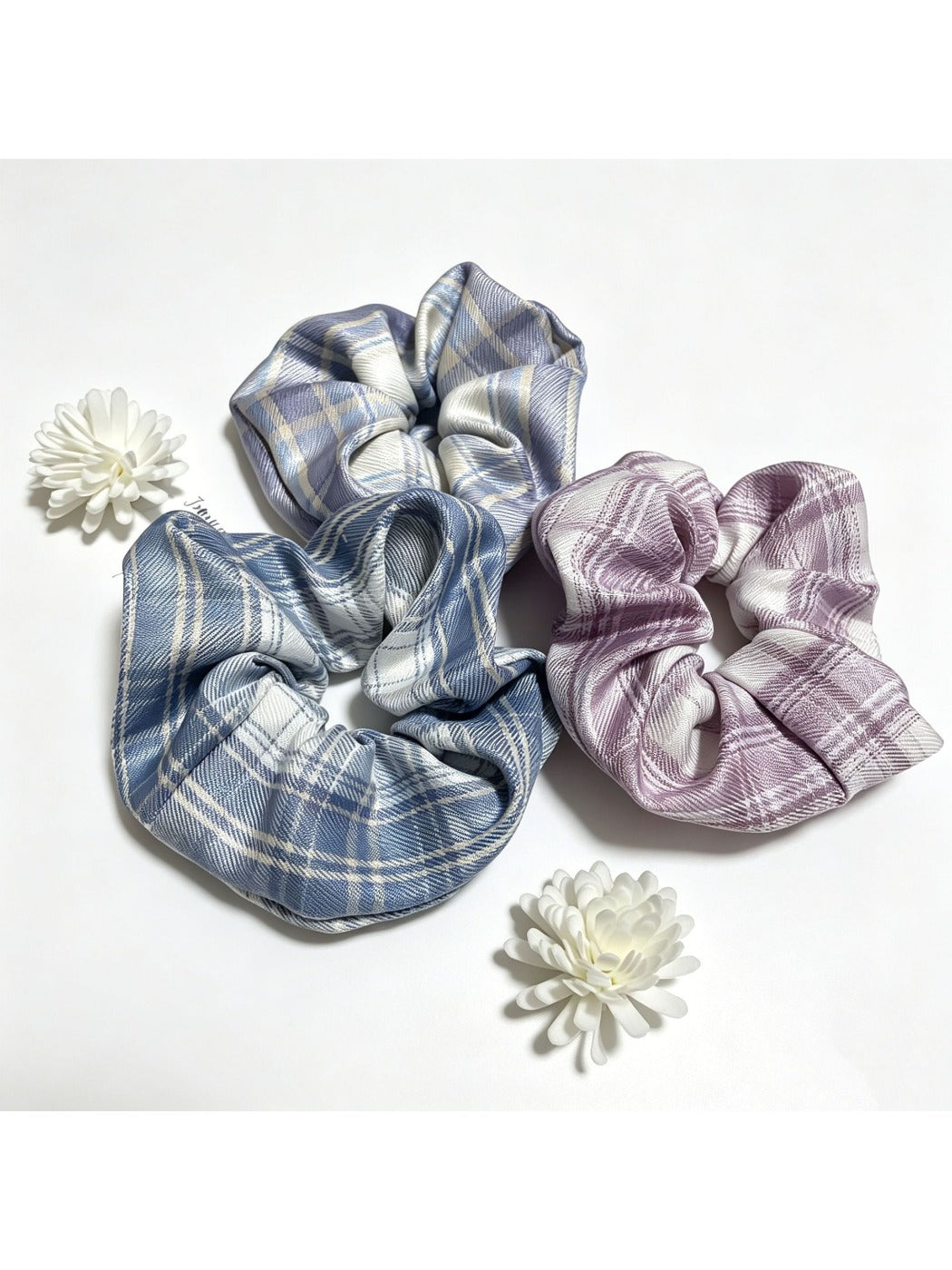 Gifty vintage plaid scrunchie displayed on a white background showing fabric texture