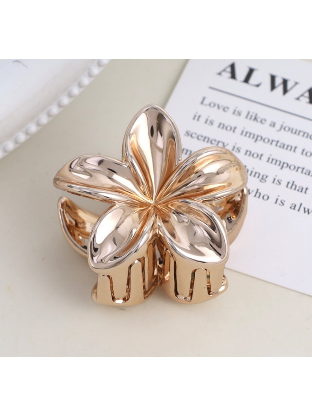Beau - Petal Shape Plastic Alloy Fashion Claw Clip