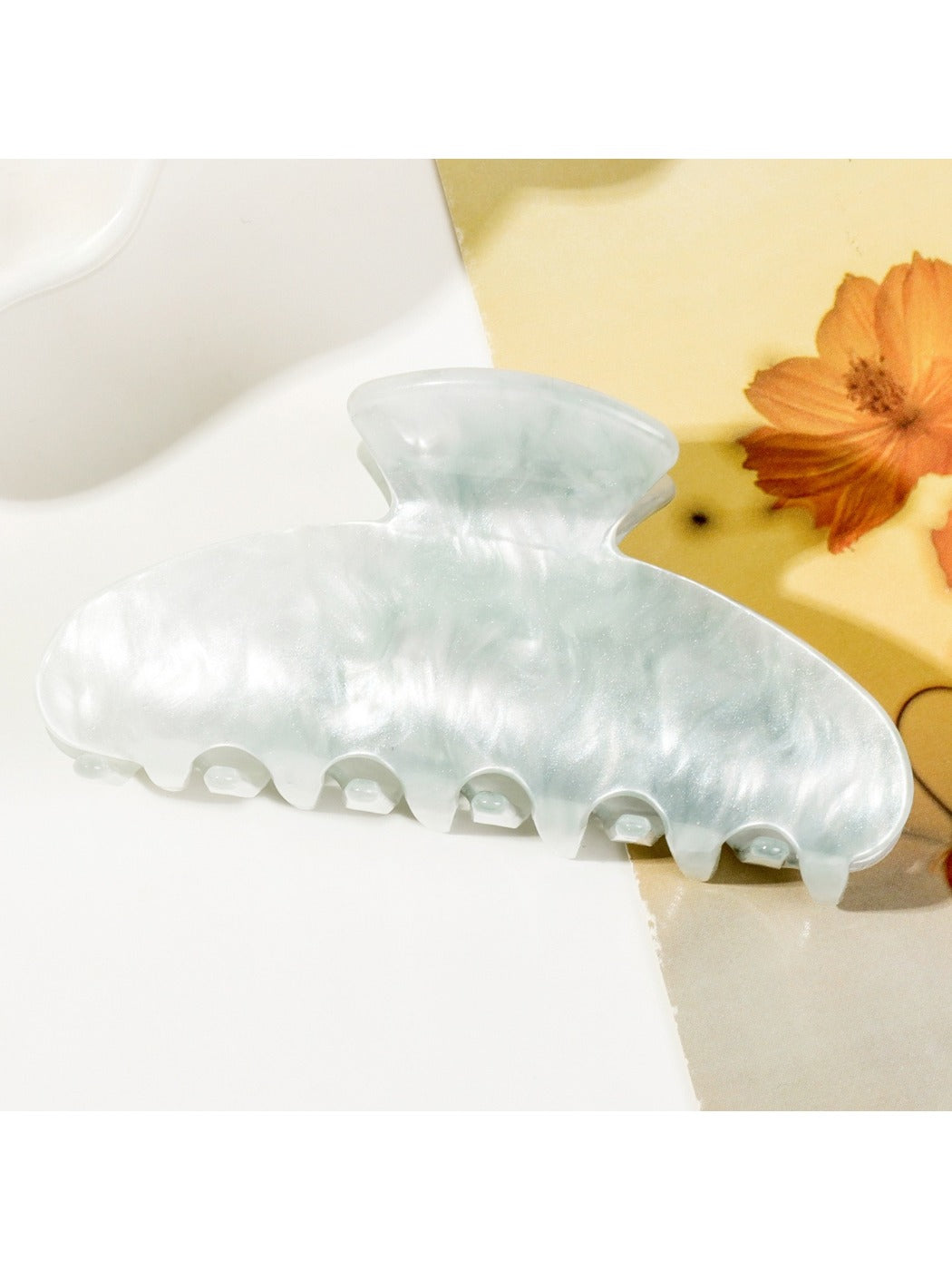 Beau - Trendy Acrylic Hair Clips