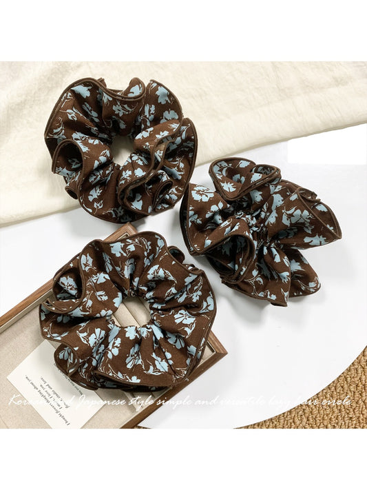 Gifty - Retro Blue Floral Scrunchie