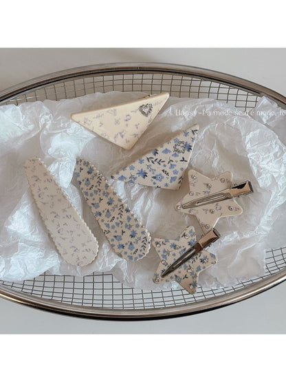 Beau printed triangle star hair clip with black and white star pattern on a beige background
