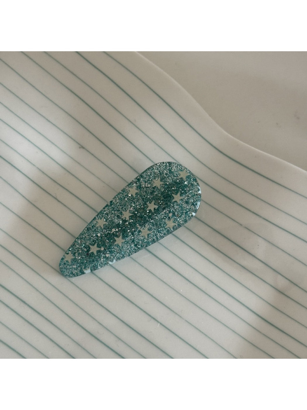 Beau - Glitter Star Pattern Acrylic Arc Claw Clip