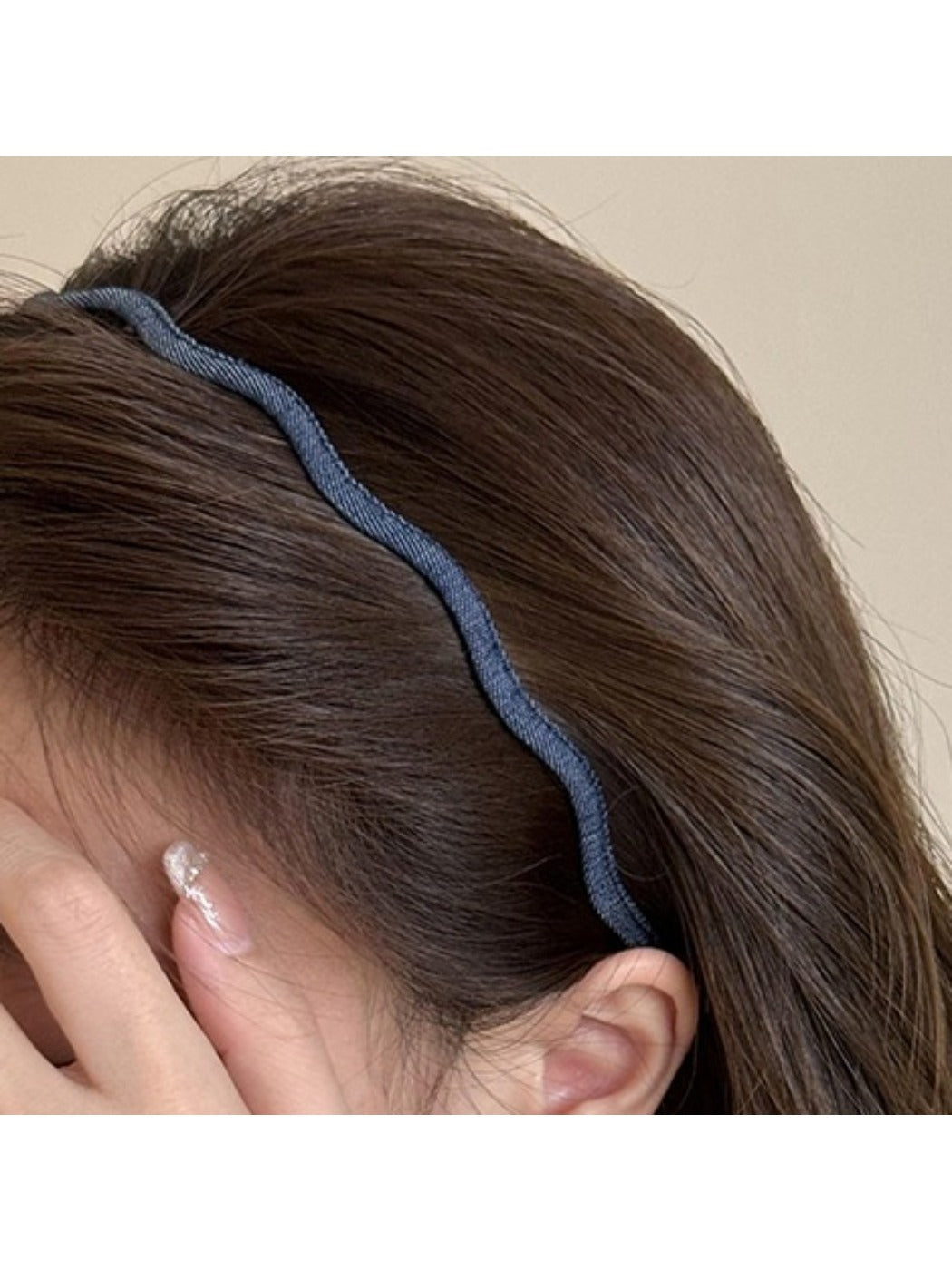 Model wearing the minimalist denim wave headband with casual outfit