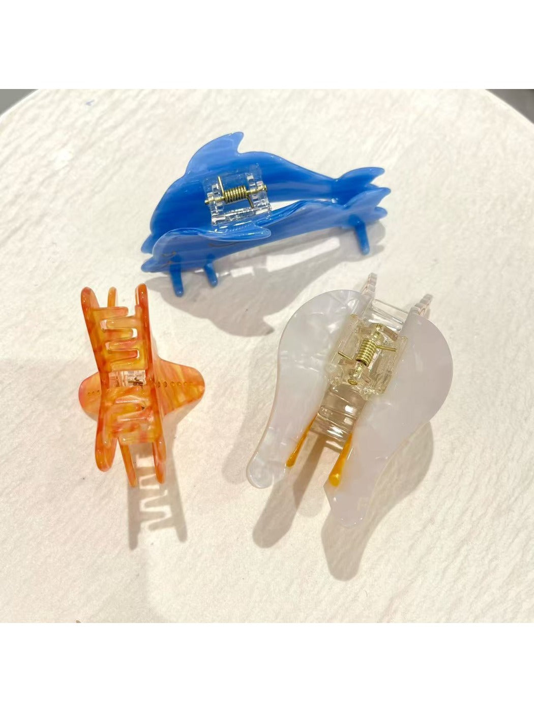 Beau claw clip open to display metal spring mechanism and teeth
