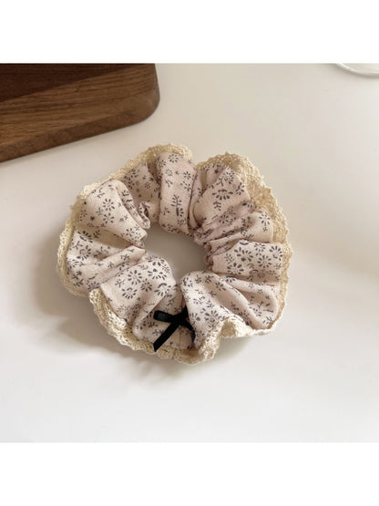 Gifty - Light toned Ruffle Scrunchie