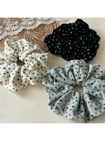 Gifty - Trendy Floral Hair Scrunchie