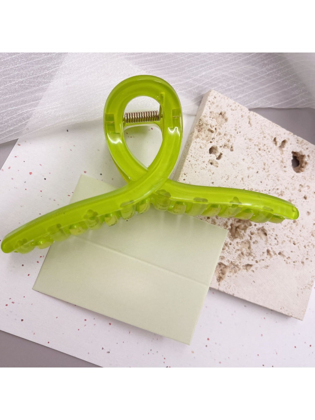 Beau - Essential Solid Color Crisscross Design Claw Clip