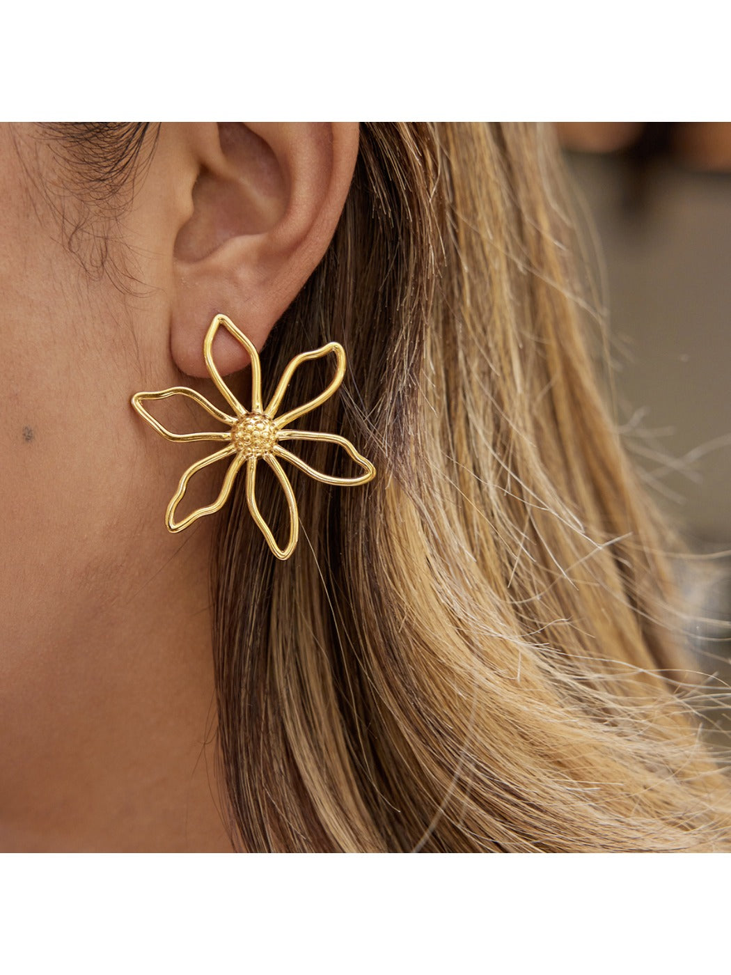 Earedge - Hibiscus Floral Motif Earrings