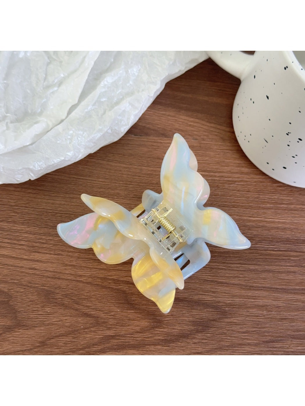 Butterfly claw clip in pastel pink with glossy finish