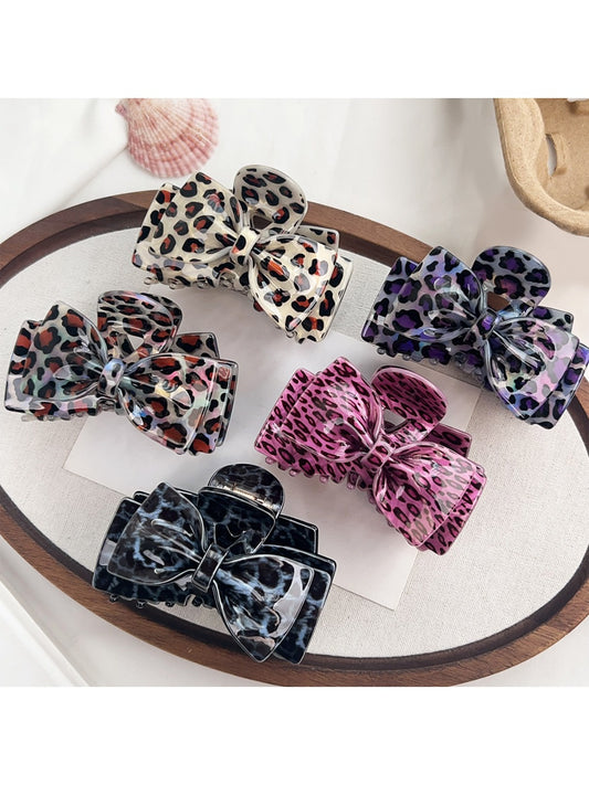 Beau classic bow-shaped claw clip with leopard print on a white background