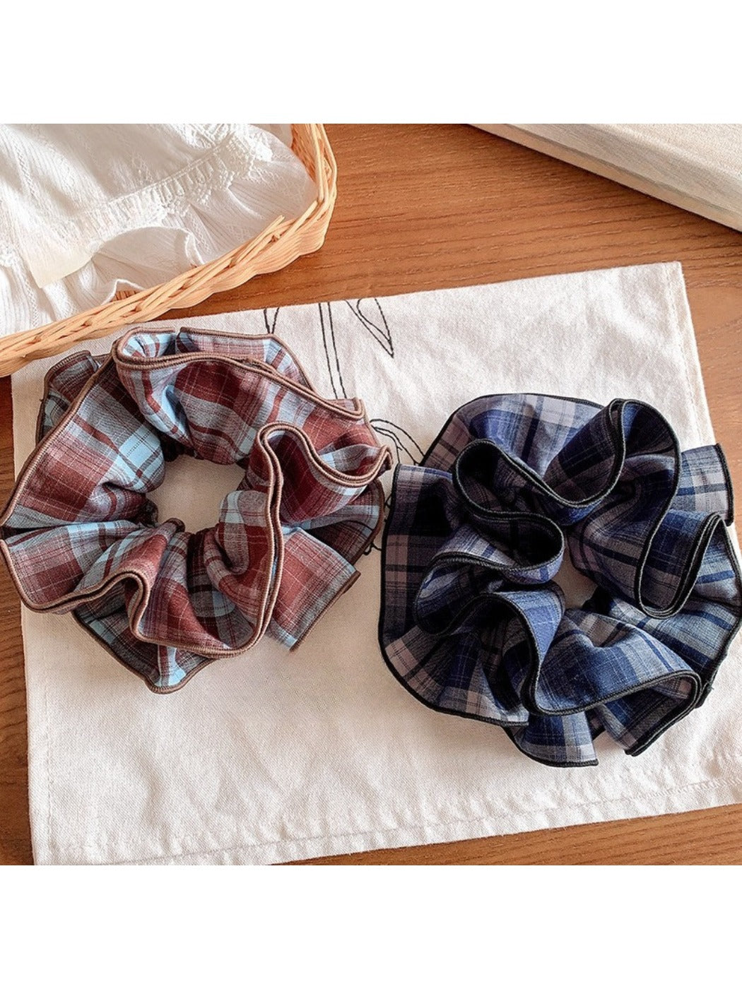Gifty - Plaid Scrunchie Hair Tie