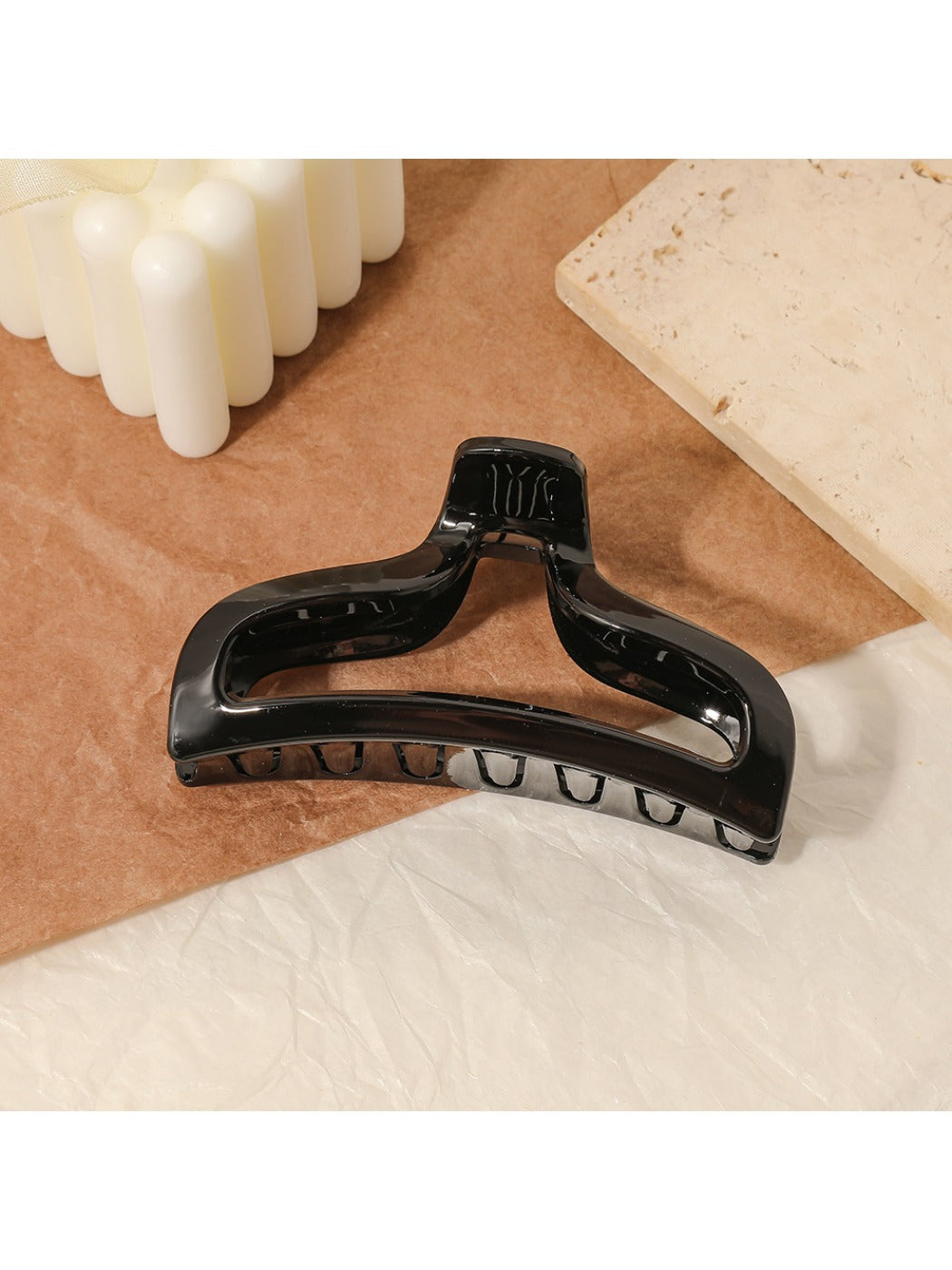 Beau - Elegant Hollow-Out Enamel Claw Clip