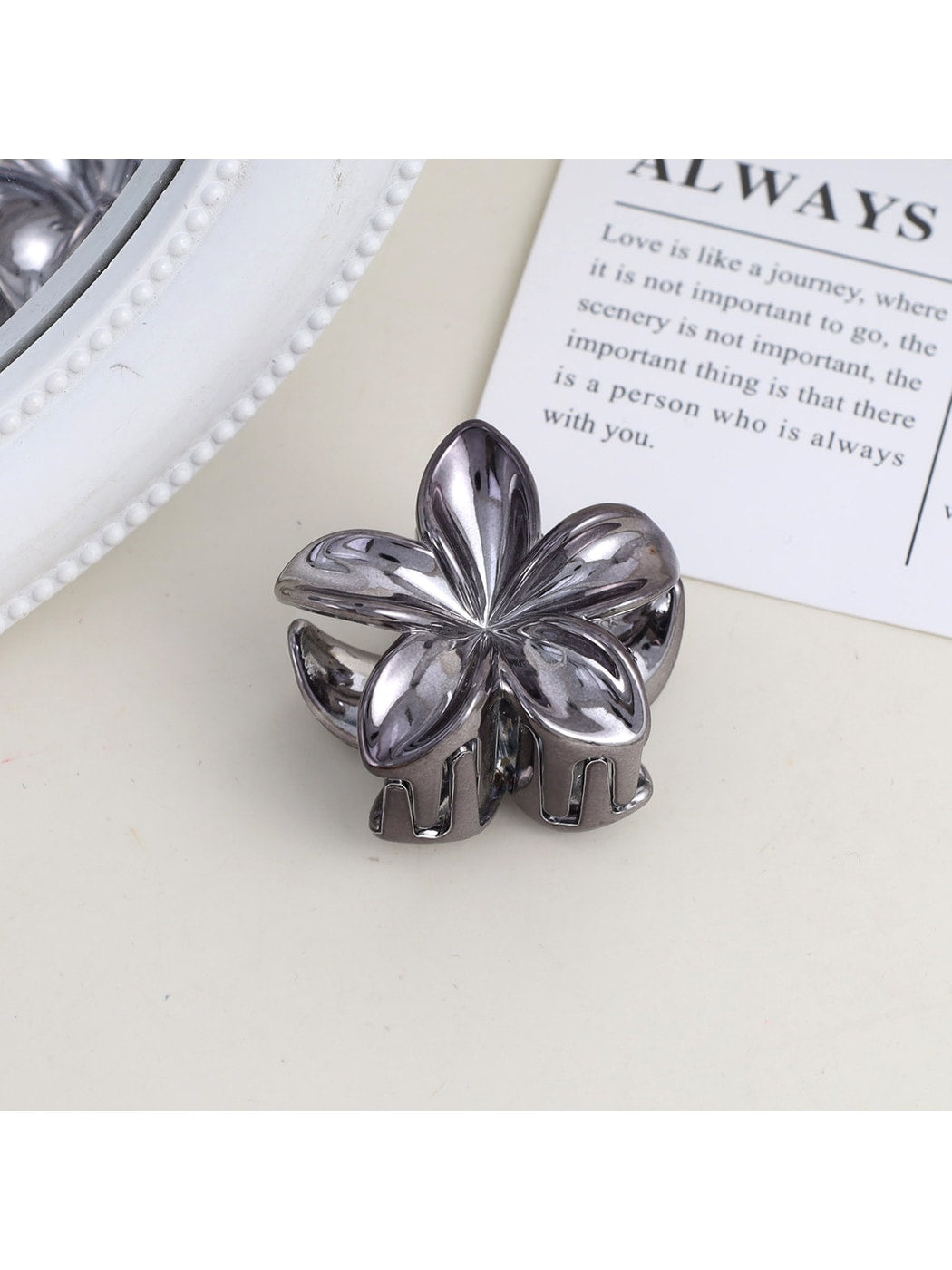 Beau - Petal Shape Plastic Alloy Fashion Claw Clip
