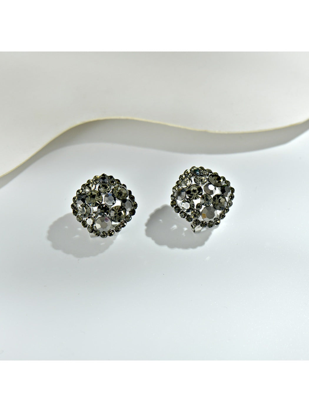 Earedge - Versatile Openwork Quadrilateral Earrings