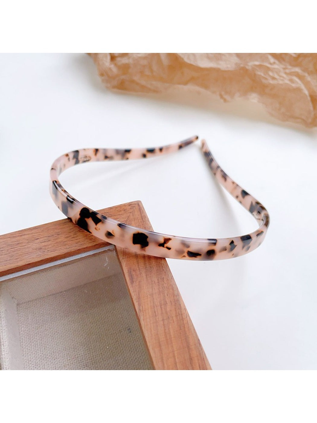 Gifty - Elegant Curved Slim Headband
