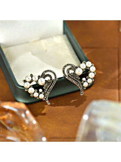 Earedge - Vintage Luxe Heart Stud Earrings