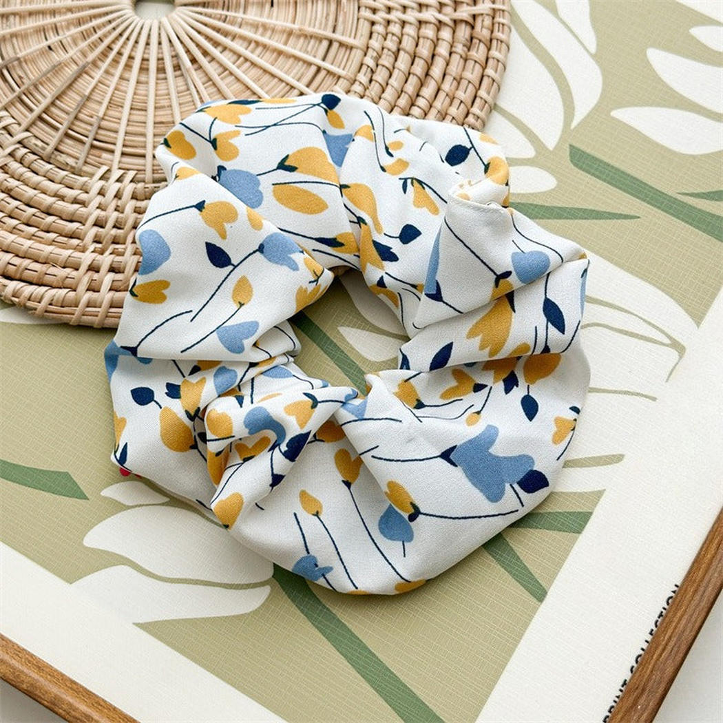 Gifty - Abstract-Floral Oversized Scrunchie