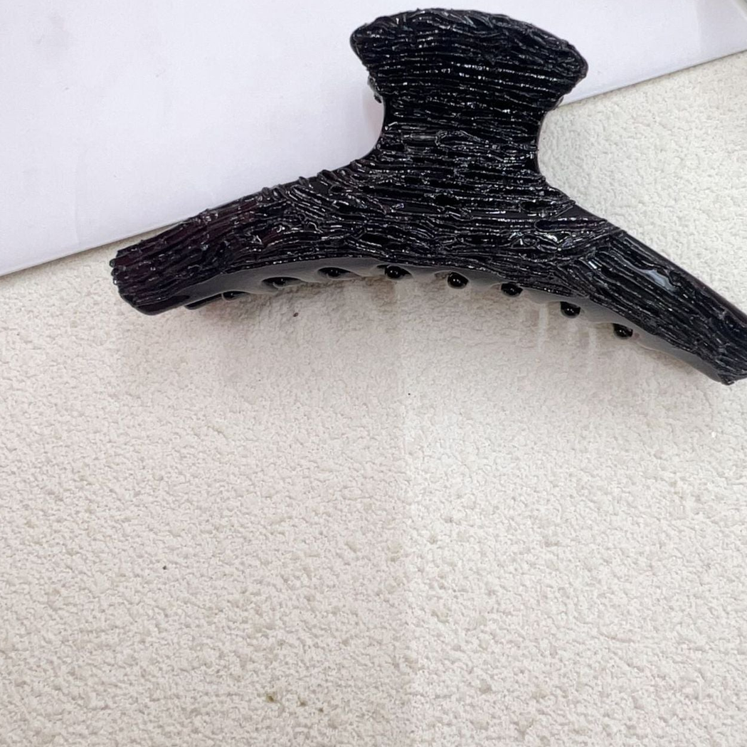 Black textured hanger-shaped hair claw clip