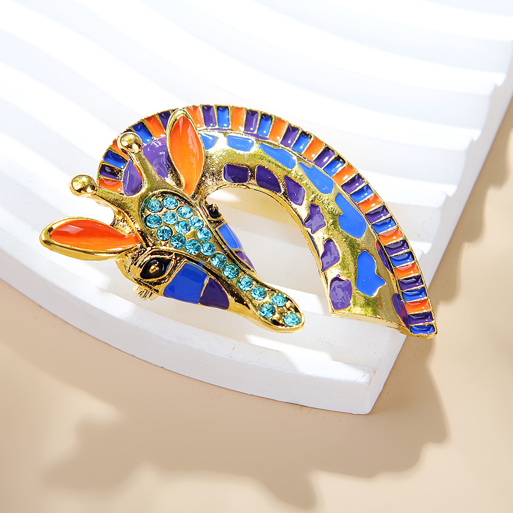 Tilted giraffe brooch showing its curved neck
