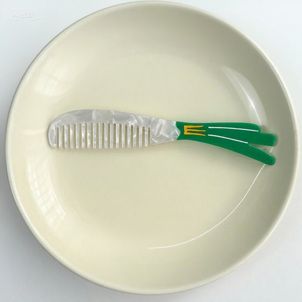 Camerow - Animal and Food Motif Wide-Tooth Comb