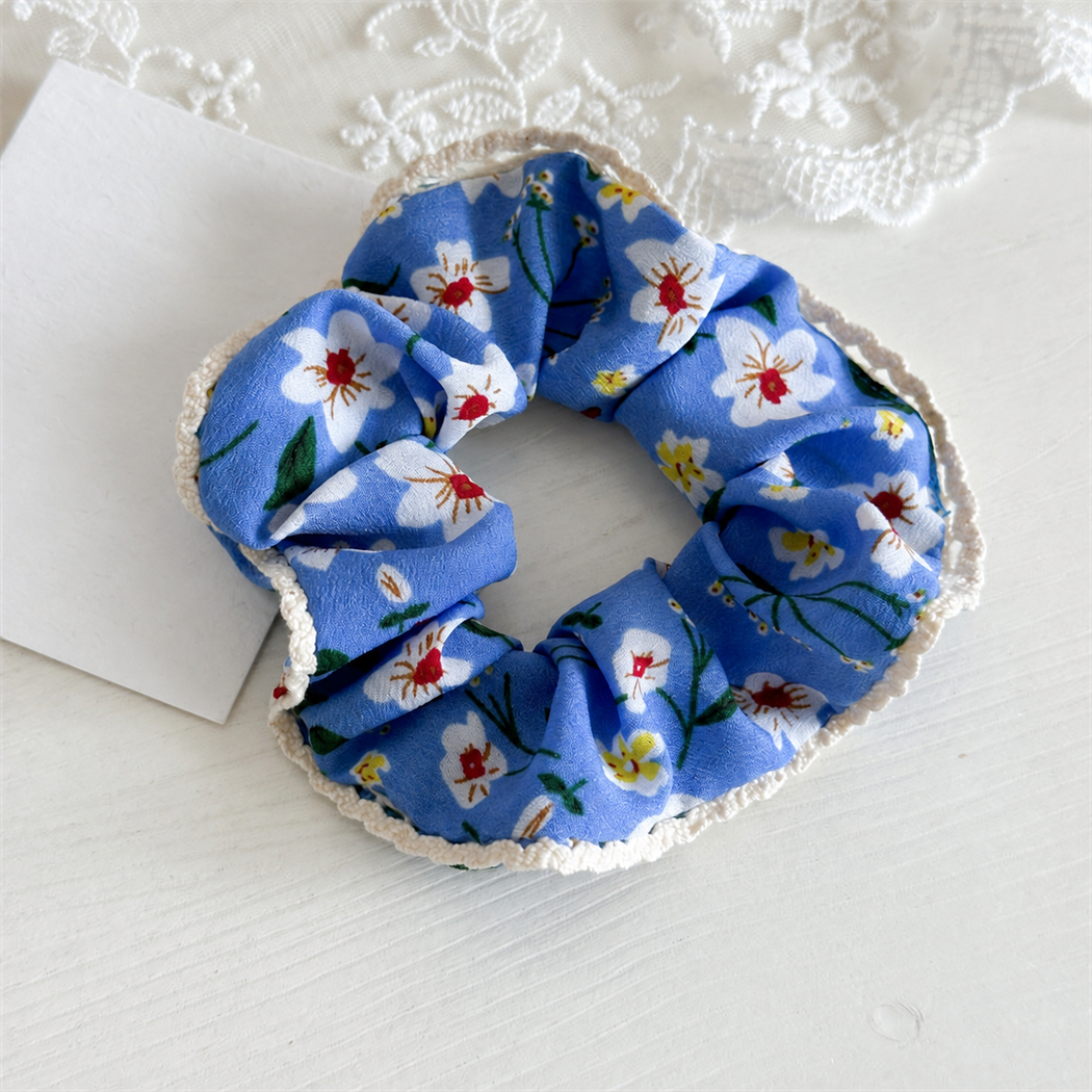 Gifty - Floral Scalloped Scrunchie