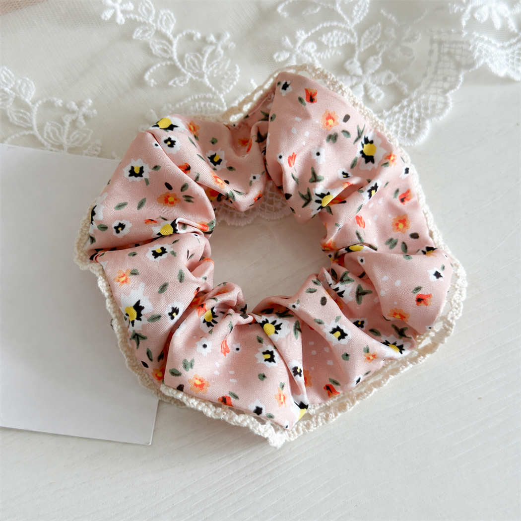 Gifty - Floral Scalloped Scrunchie