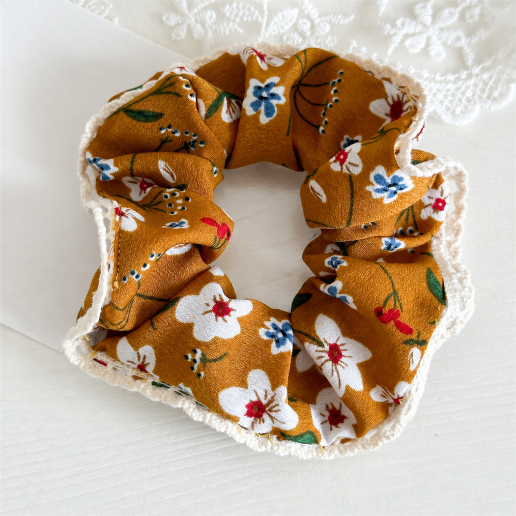 Gifty - Floral Scalloped Scrunchie