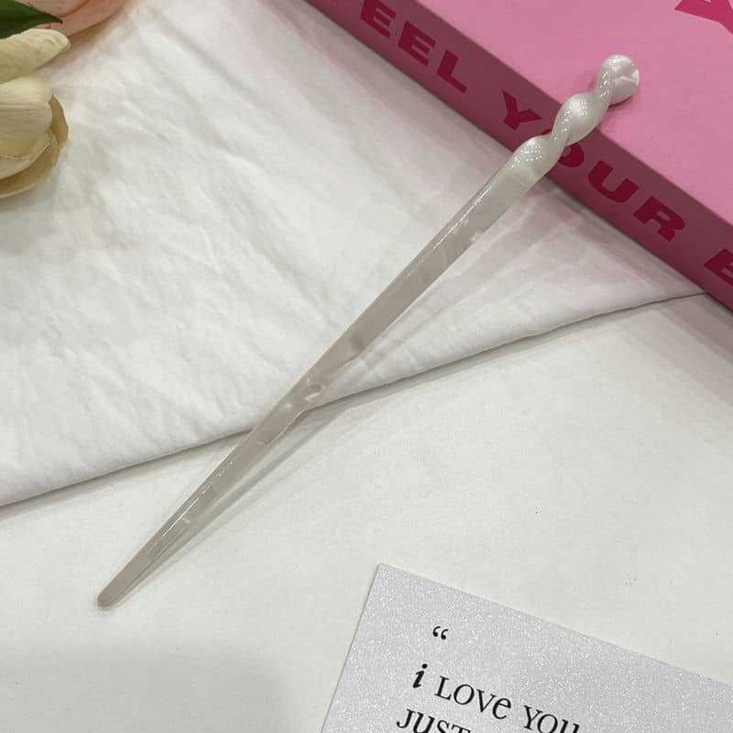 Beau - Twisted-Top Marbled Hair Stick