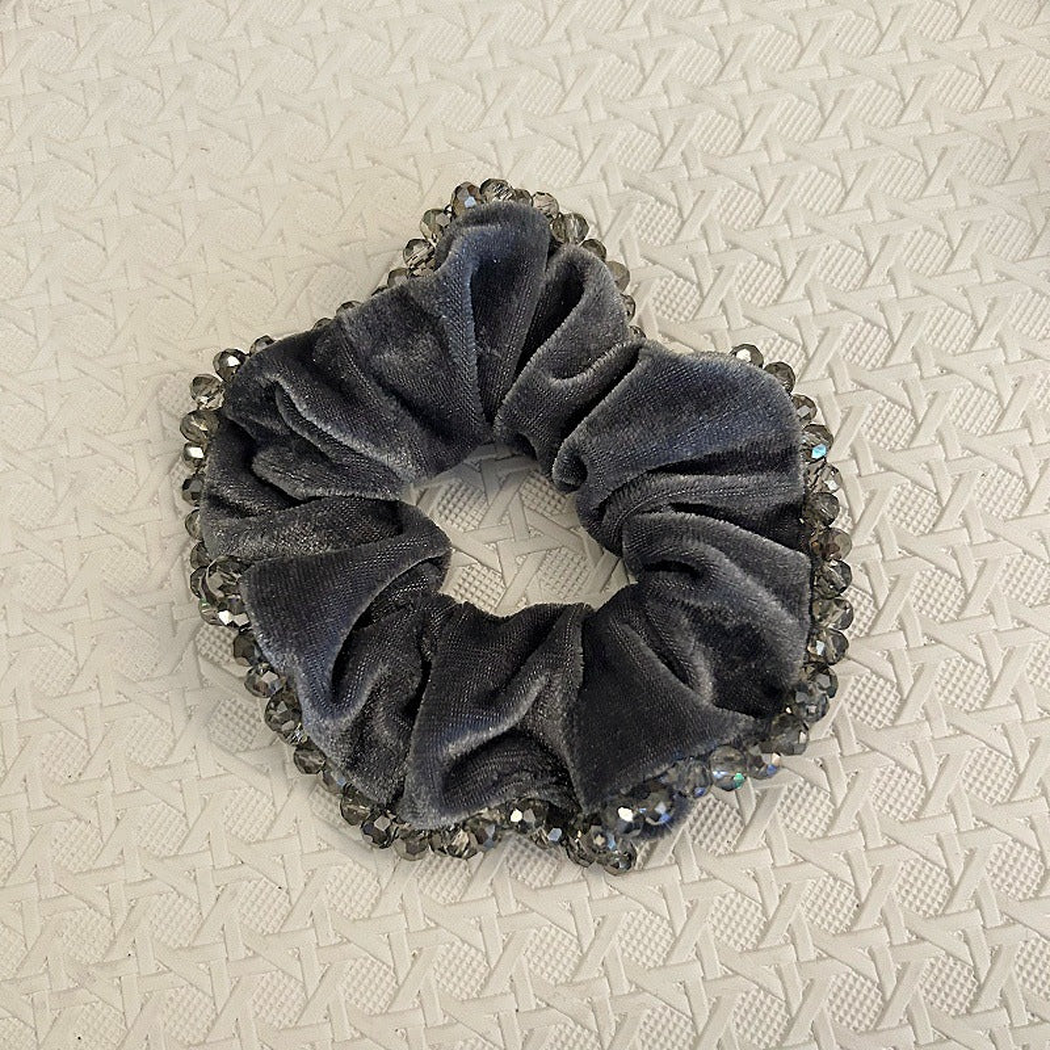 Gifty - Ruched Silhouette Faceted Bead Edge Scrunchie