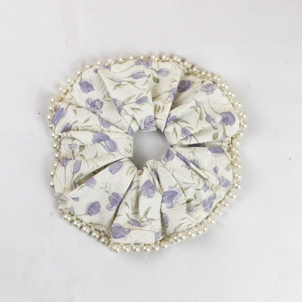 Gifty - Floral Beaded-Edge Scrunchie