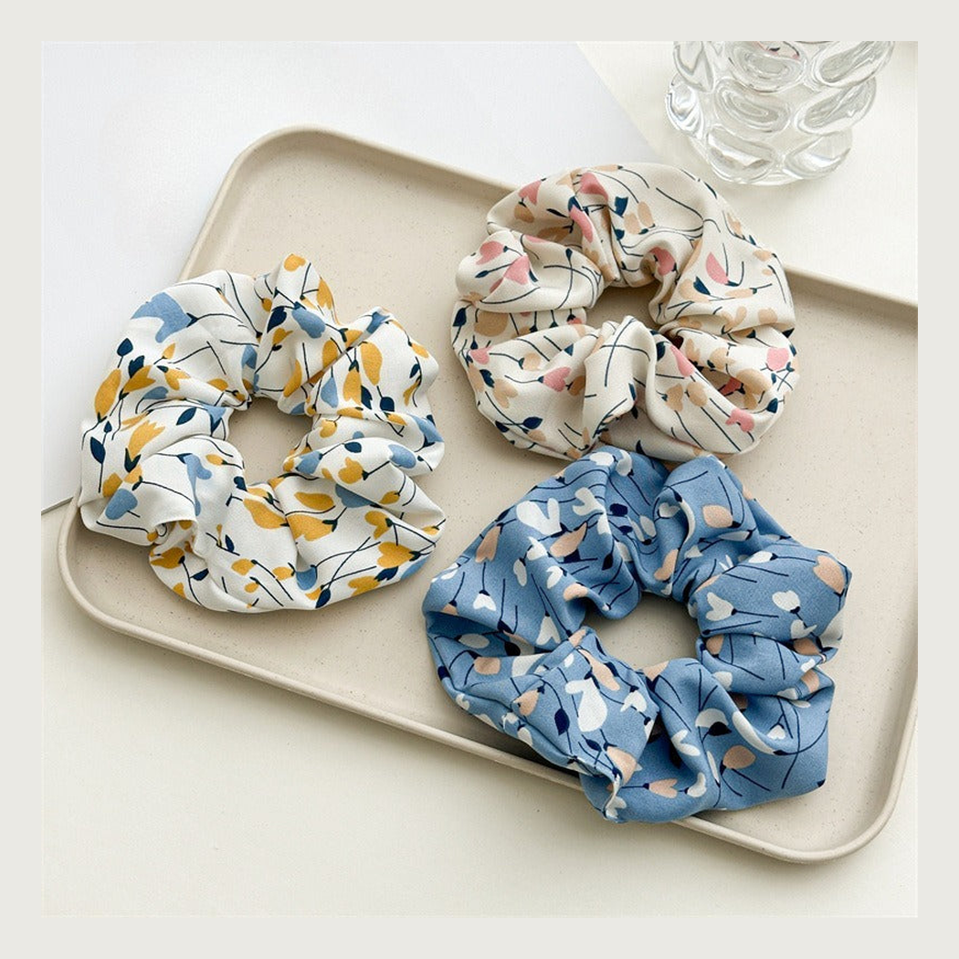 Gifty - Abstract-Floral Oversized Scrunchie