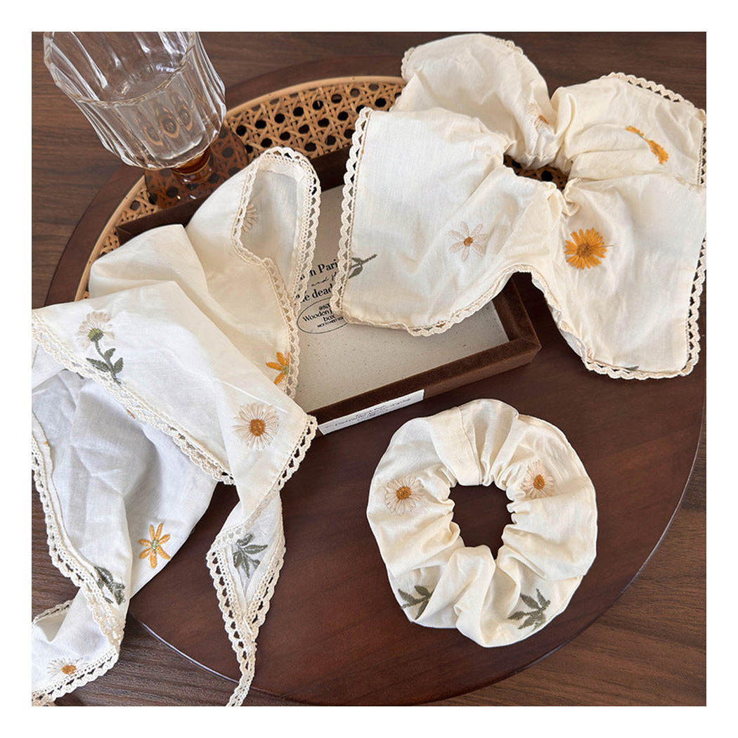 Gifty - Daisy Embroidery Scalloped-Edge Hair Wrap