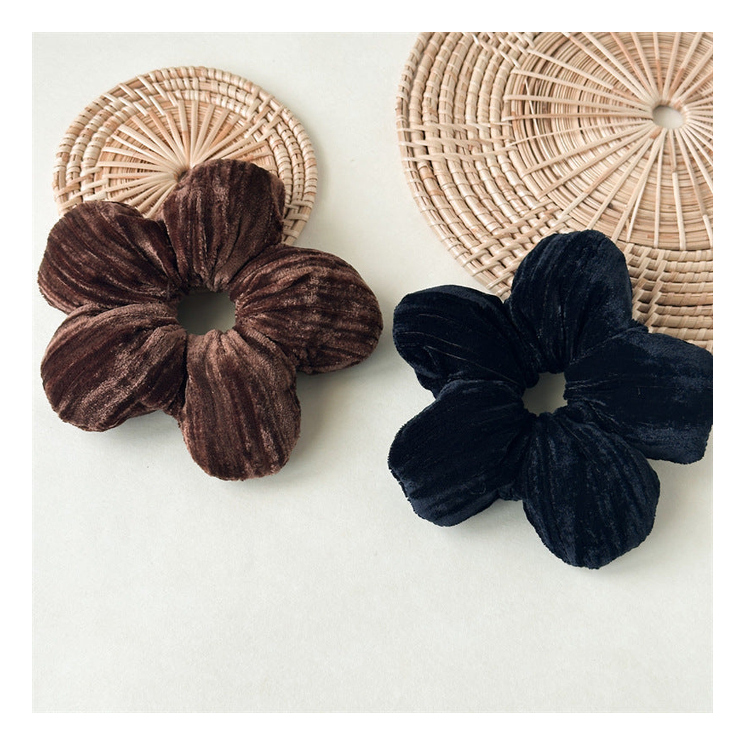 Gifty - Five-Petal Ribbed Scrunchie