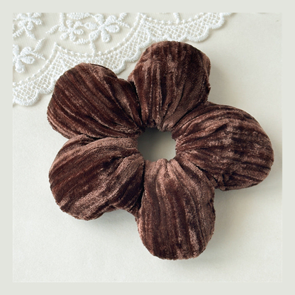 Gifty - Five-Petal Ribbed Scrunchie