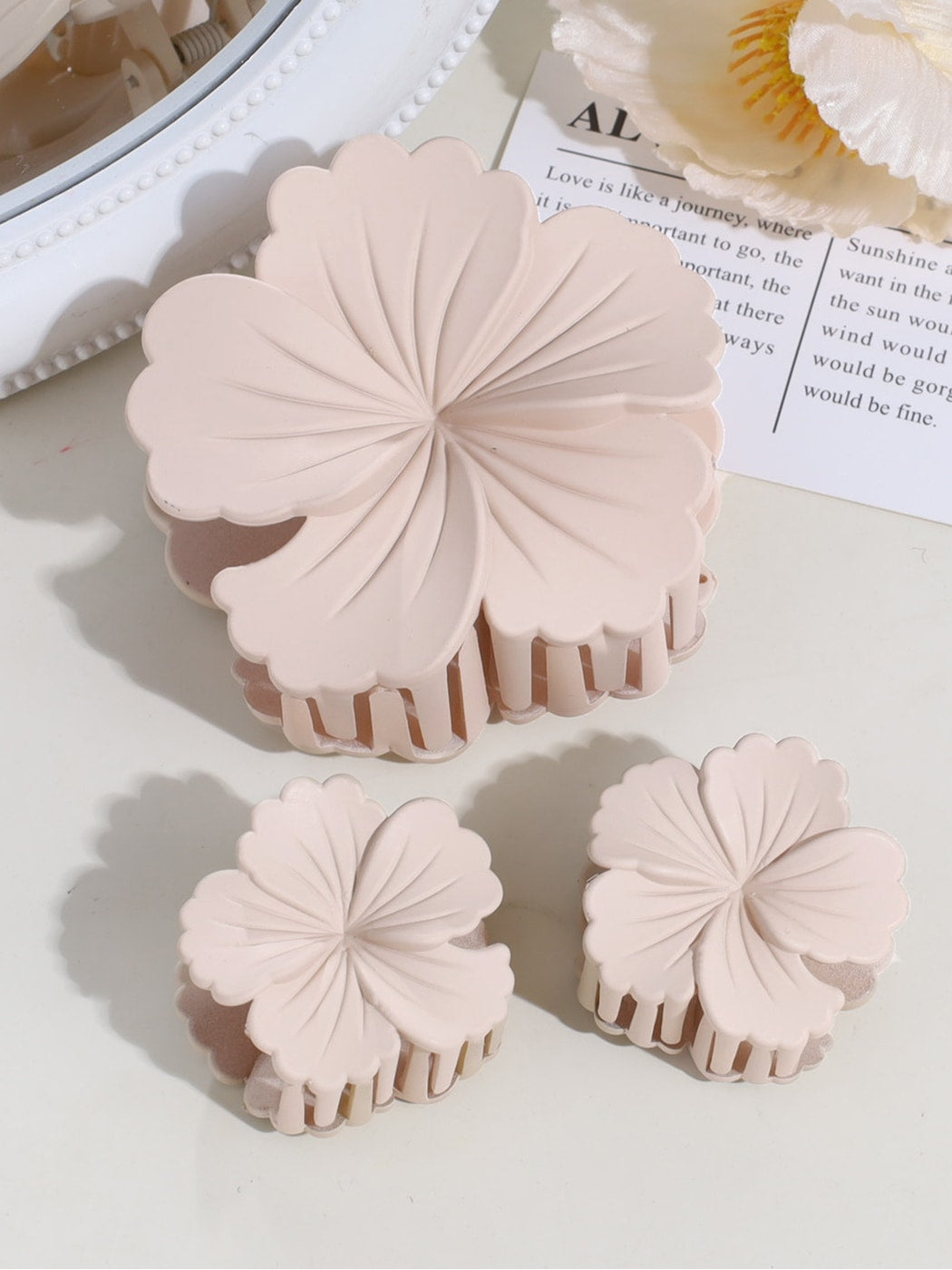 Beau - Matte Flower Shape Plastic Alloy Claw Clip