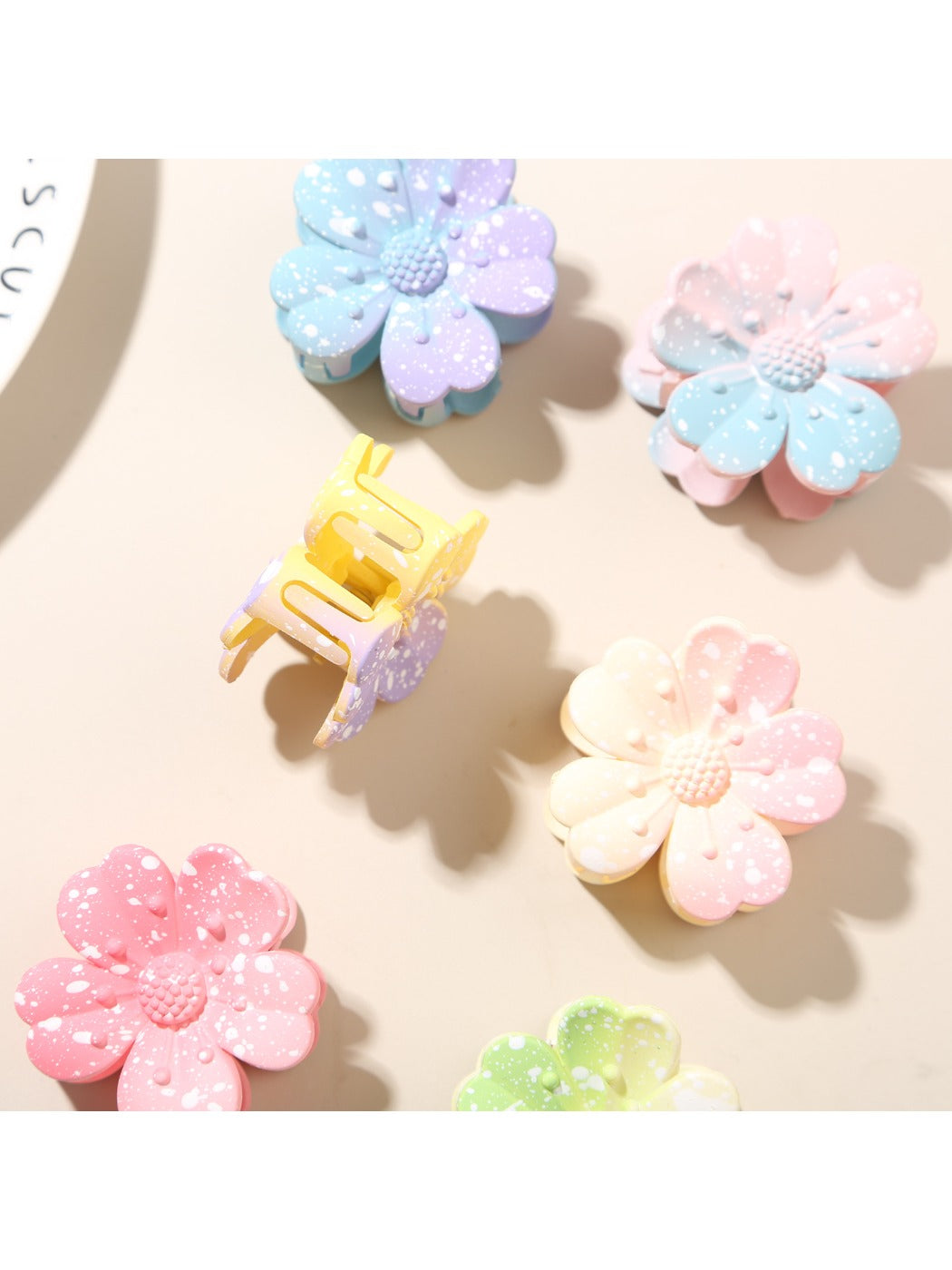 Beau - Gradient Five Petal Hair Claw Clip