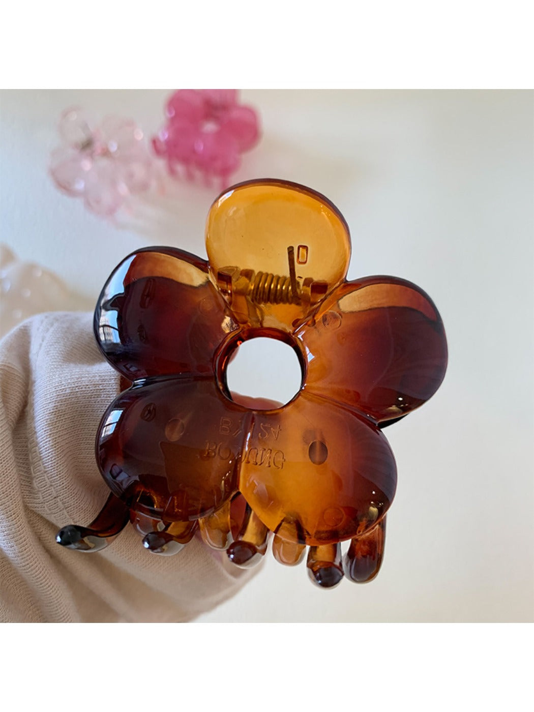 Beau - Cute Minimalist Flower Hair Claw Clip