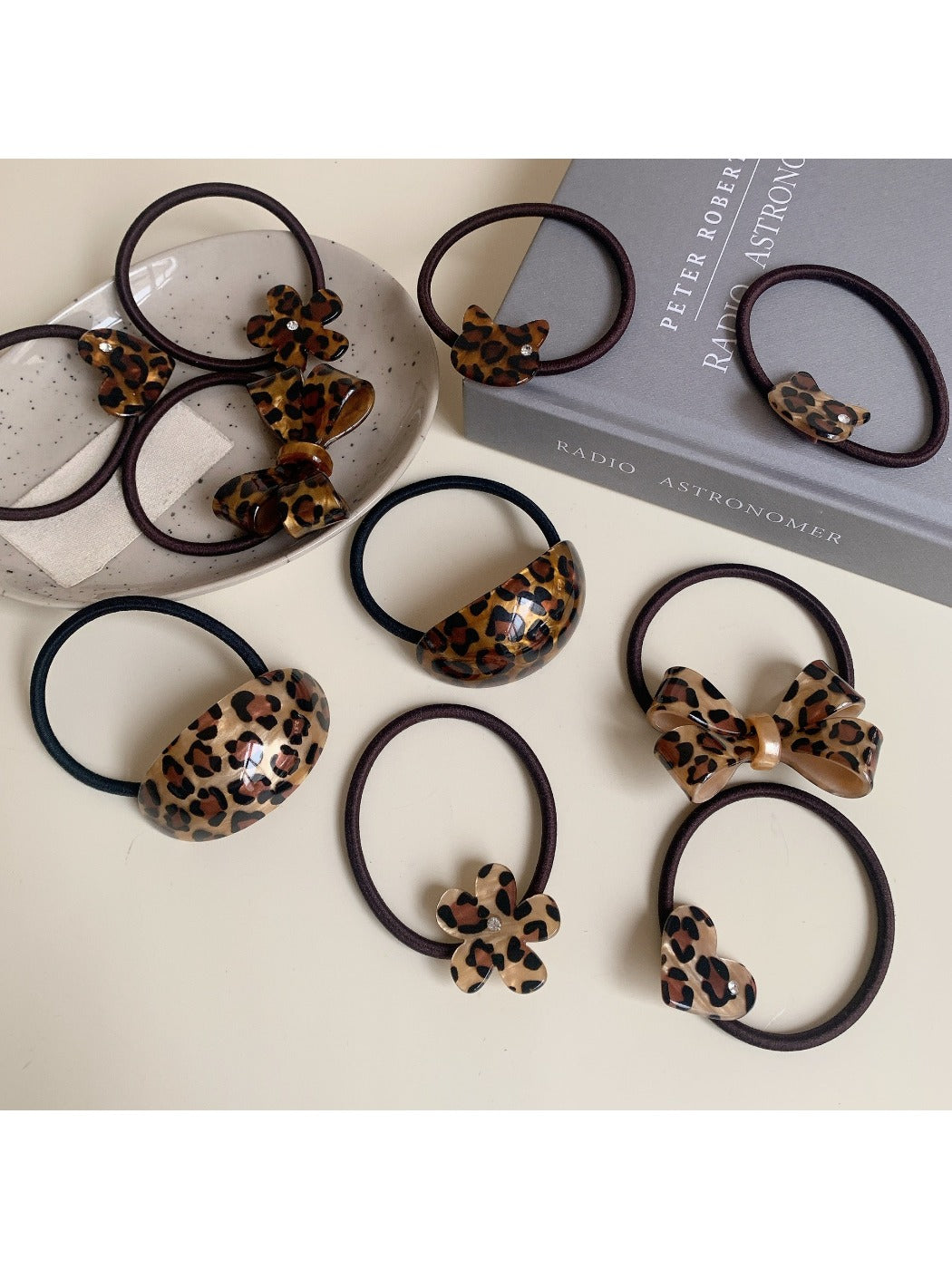 Gifty - Retro Leopard Print Hair Tie