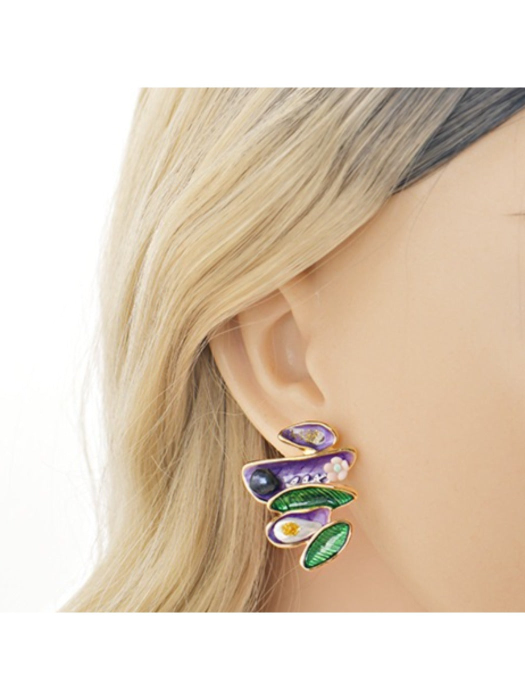Earedge - Wave-Shaped Stud Earrings