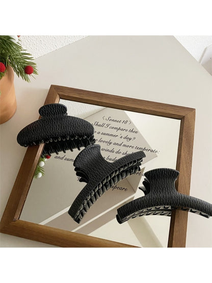 Beau - Elegant Black Claw Clip