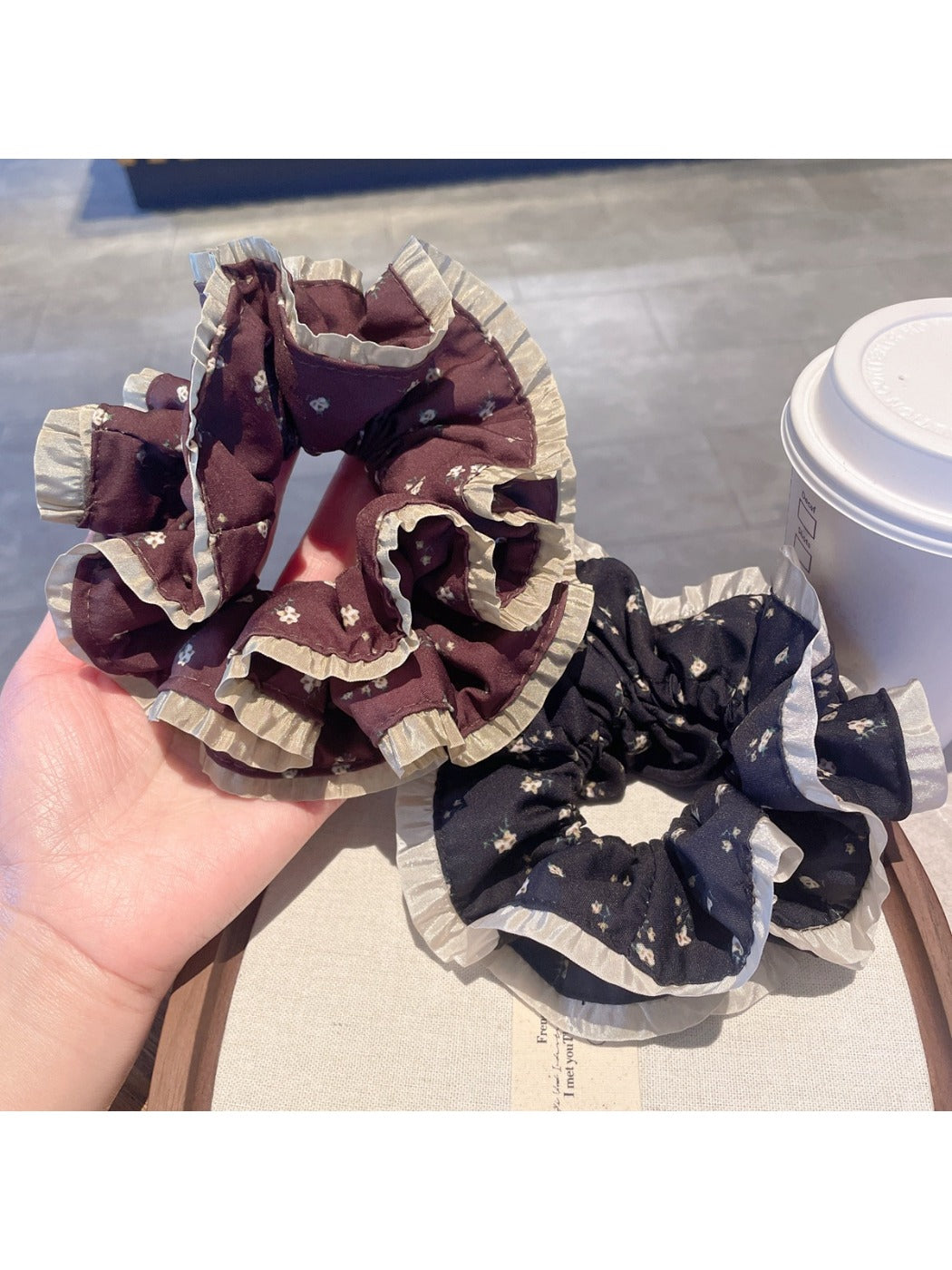 Gifty - Elegant Retro Floral Scrunchie