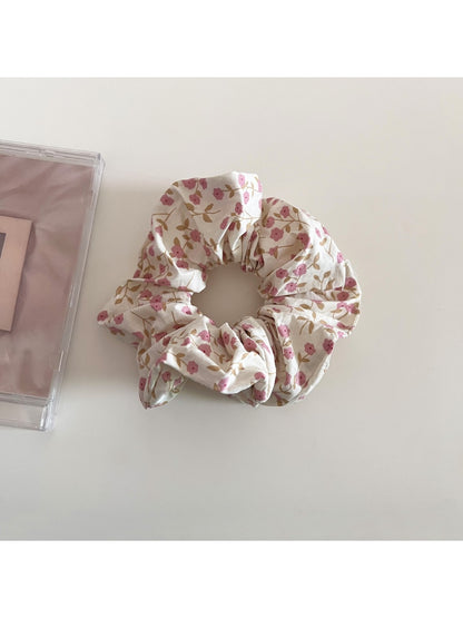 Gifty - Delicate Small Floral Pattern Scrunchie