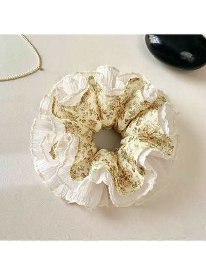 Gifty vintage floral ruched scrunchie packaged in a clear plastic bag with branding