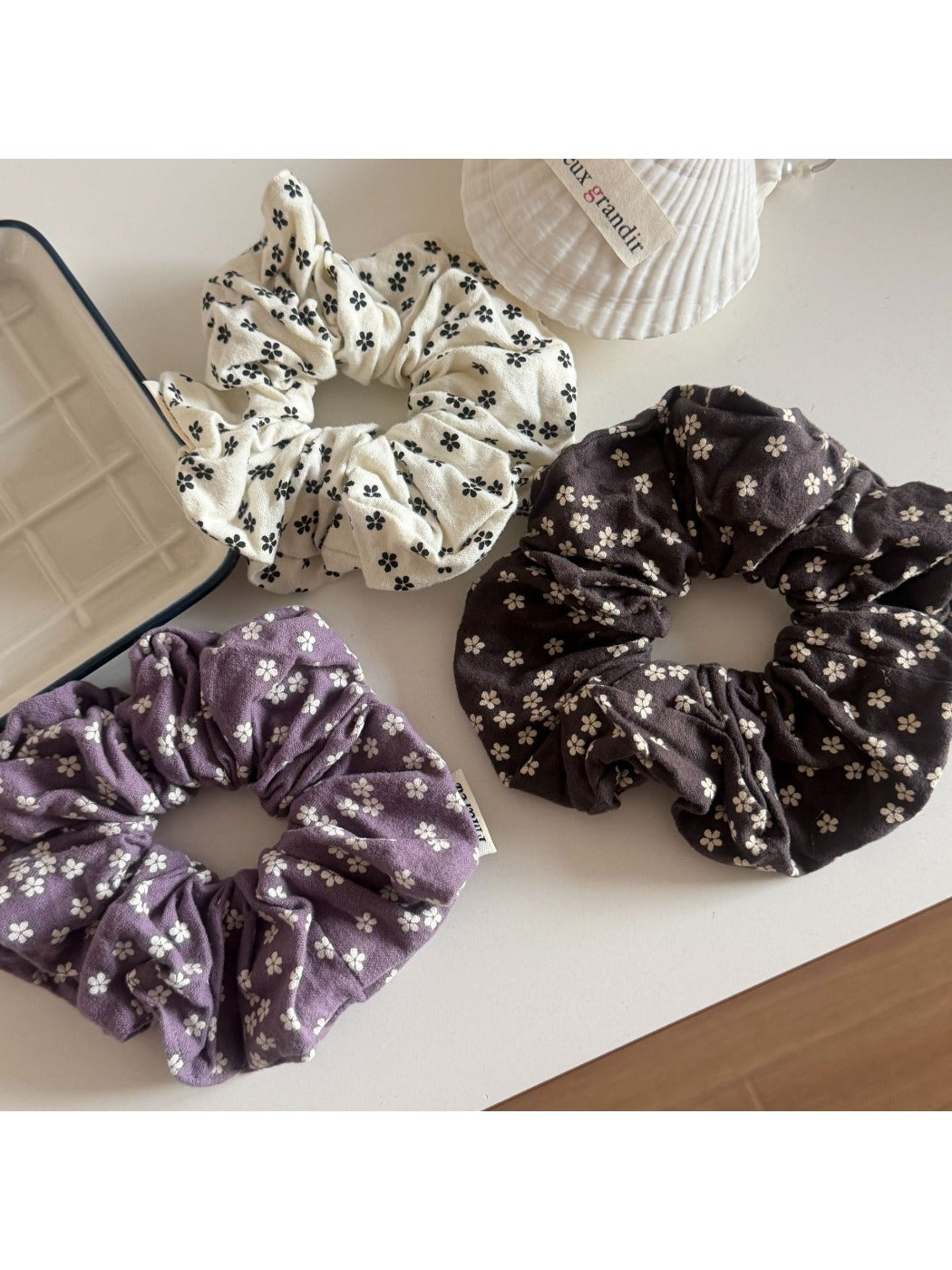 Gifty - Retro Floral Polka Dot Scrunchie