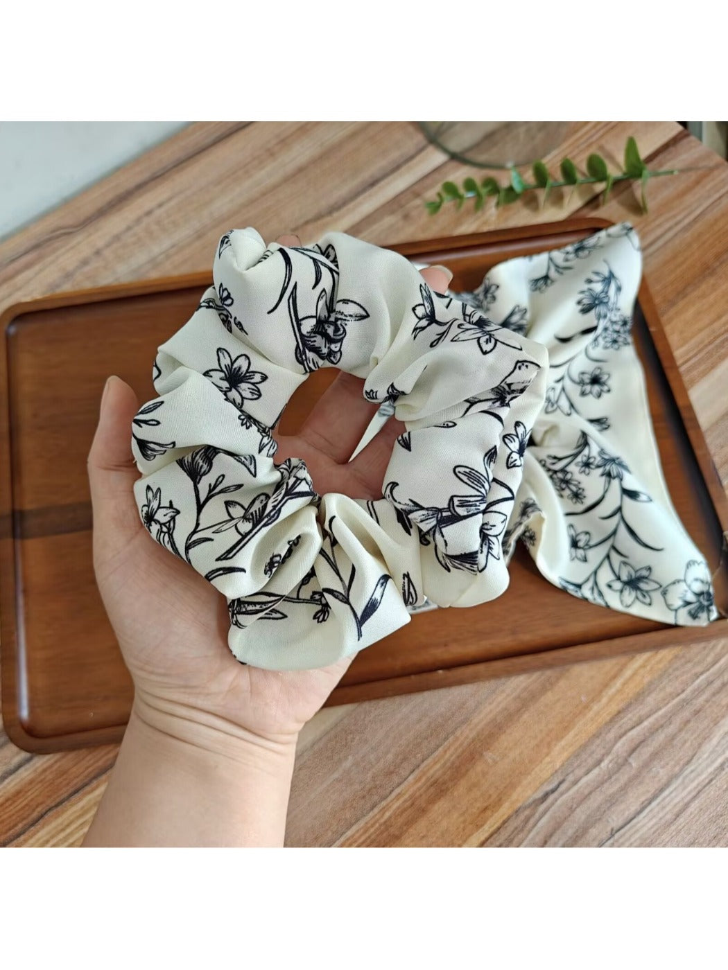 Gifty - Vintage Floral Print Polyester Fabric Scrunchie
