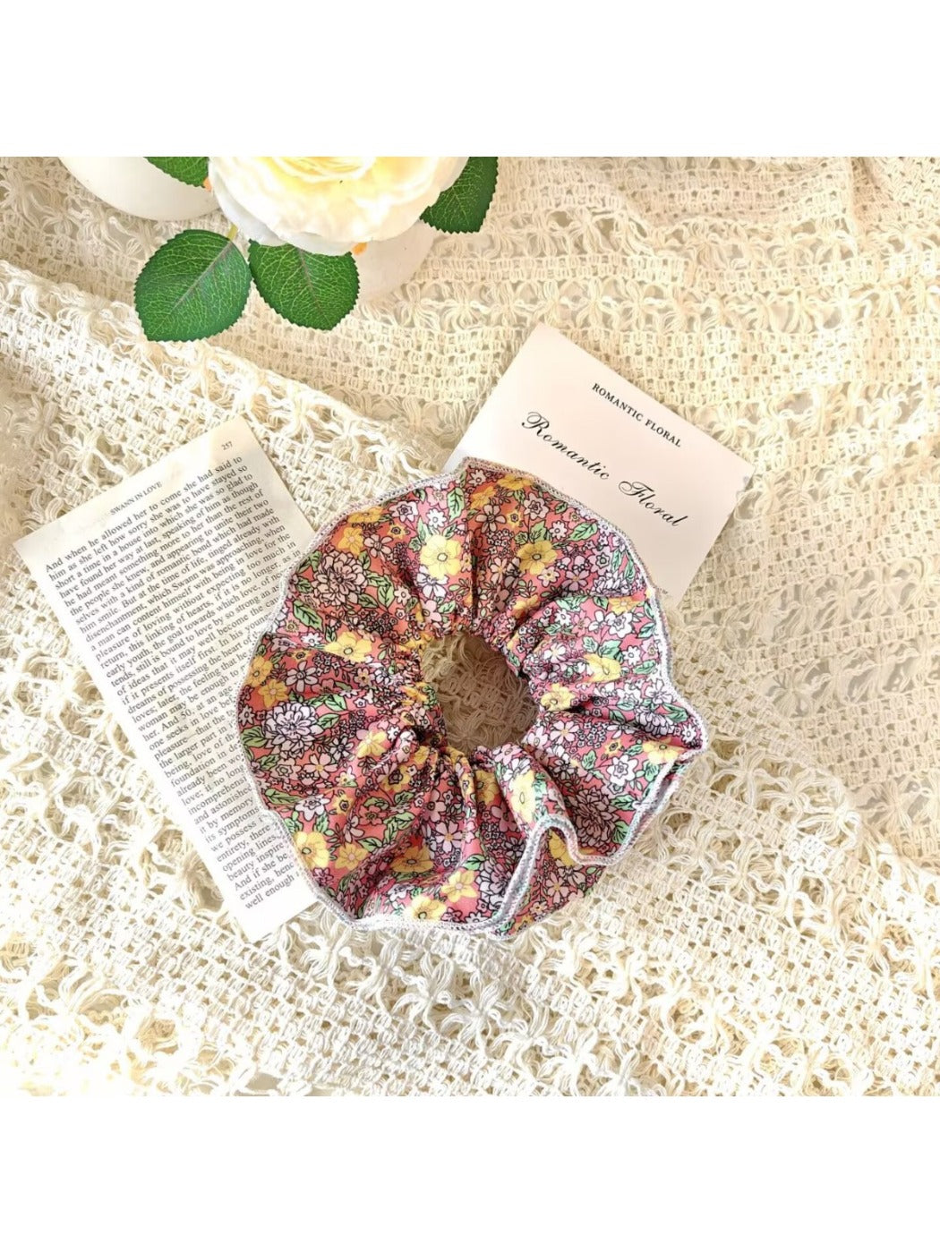 Gifty - Sweet Flower Print Fabric Scrunchie