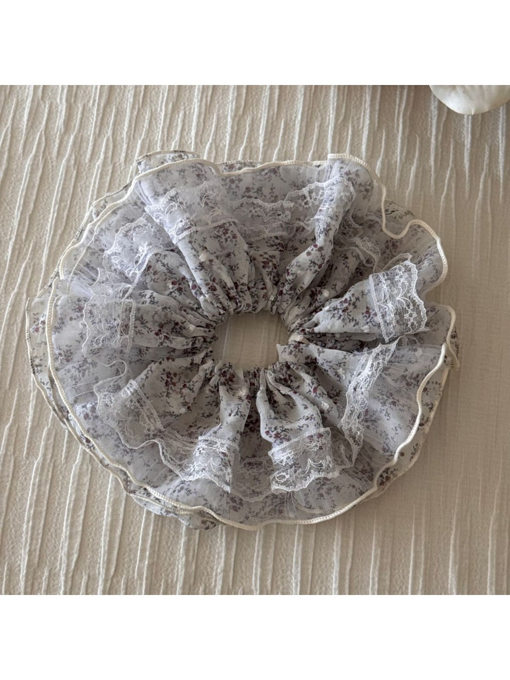 Gifty - Lace Trim Floral Print Scrunchie